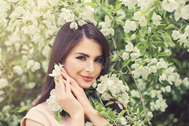 Mujer joven hermosa con las flores del resorte imagen de archivo libre de regalías Mujer joven hermosa con las flores del resorte imagen de archivo libre de regalías