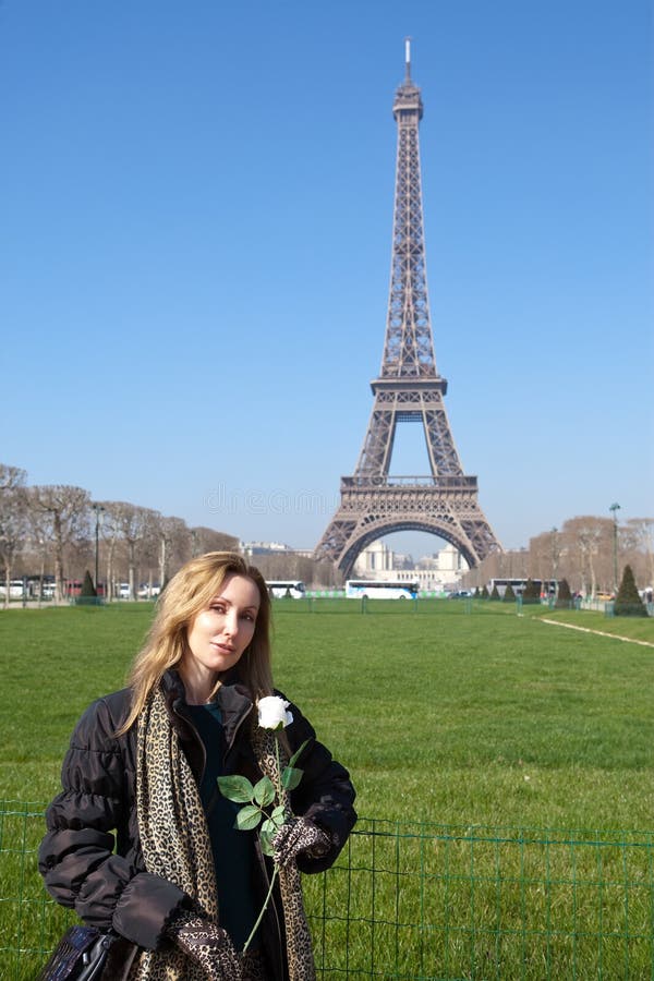 Mujer joven hermosa contra d'Eiffel del viaje Francia, París foto de archivo Mujer joven hermosa contra d'Eiffel del viaje Francia, París foto de archivo