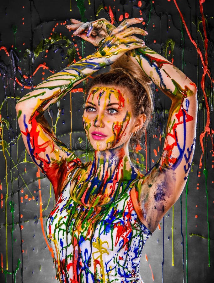 Mujer joven hermosa cubierta con las pinturas foto de archivo libre de regalías Mujer joven hermosa cubierta con las pinturas foto de archivo libre de regalías