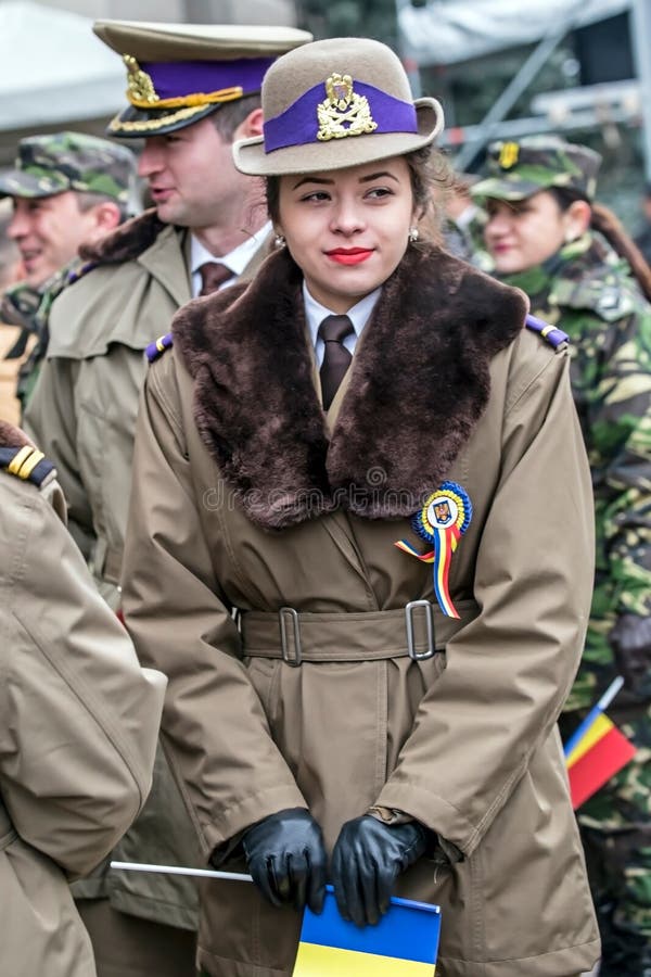 Mujer joven hermosa del oficial foto de archivo libre de regalías Mujer joven hermosa del oficial foto de archivo libre de regalías