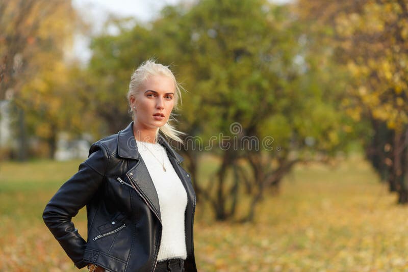 Mujer Joven Hermosa En Chaqueta De Cuero Negra Y El Suéter Imagen archivo - Imagen de cuero, 80481775