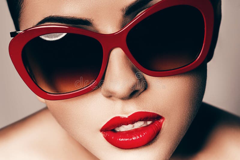 Asistente Caso carrera Mujer Joven Hermosa En Gafas De Sol Rojas Imagen de archivo - Imagen de  retrato, labios: 54428373