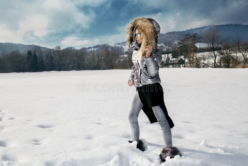 Joven Hermosa En Invierno, Ropa Del Esquí En Un Fondo De Montañas Foto de archivo - Imagen de ropas, 111475846