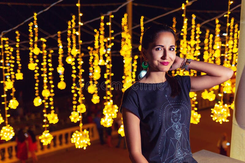Mujer joven hermosa que descansa en un parque de atracciones Concepto de festivales, de reconstrucción y de entretenimiento del v fotografía de archivo libre de regalías Mujer joven hermosa que descansa en un parque de atracciones Concepto de festivales, de reconstrucción y de entretenimiento del v fotografía de archivo libre de regalías