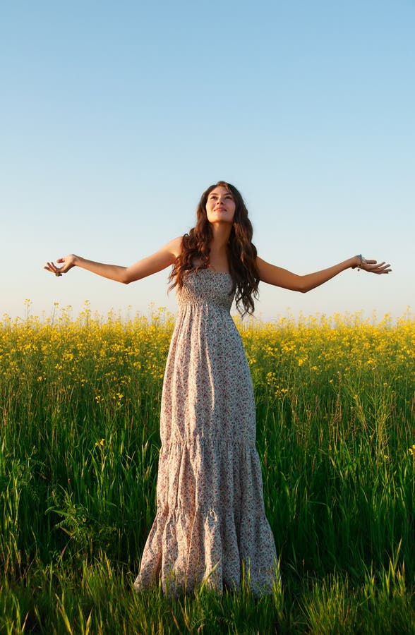 Mujer joven hermosa que presenta en el campo de la rabina imagen de archivo Mujer joven hermosa que presenta en el campo de la rabina imagen de archivo
