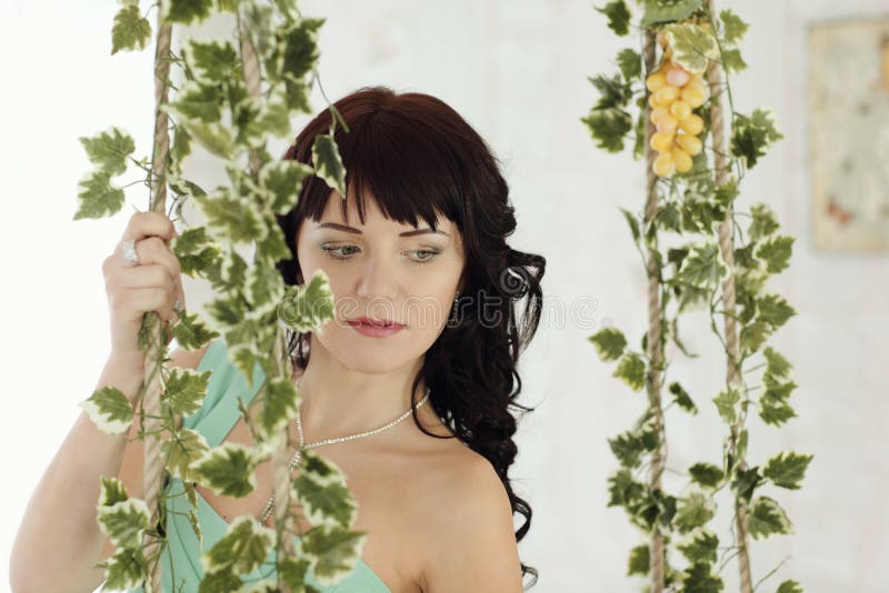 Mujer joven hermosa que presenta en un vestido de boda en verde imagenes de archivo Mujer joven hermosa que presenta en un vestido de boda en verde imagenes de archivo