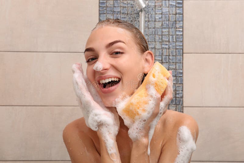 Joven hermosa duchándose fotos de archivo