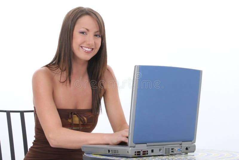 Mujer joven hermosa que trabaja en el ordenador portátil foto de archivo libre de regalías Mujer joven hermosa que trabaja en el ordenador portátil foto de archivo libre de regalías