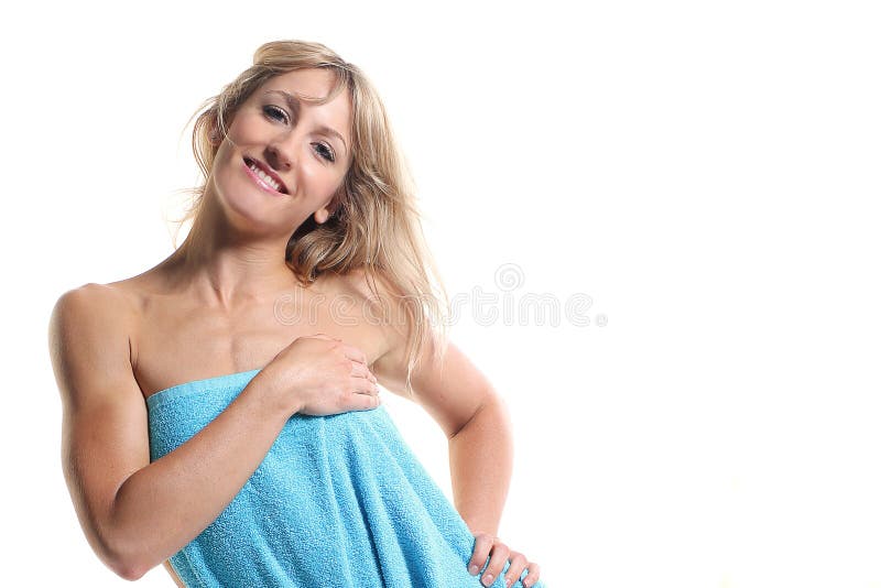 Mujer joven linda con una toalla feliz