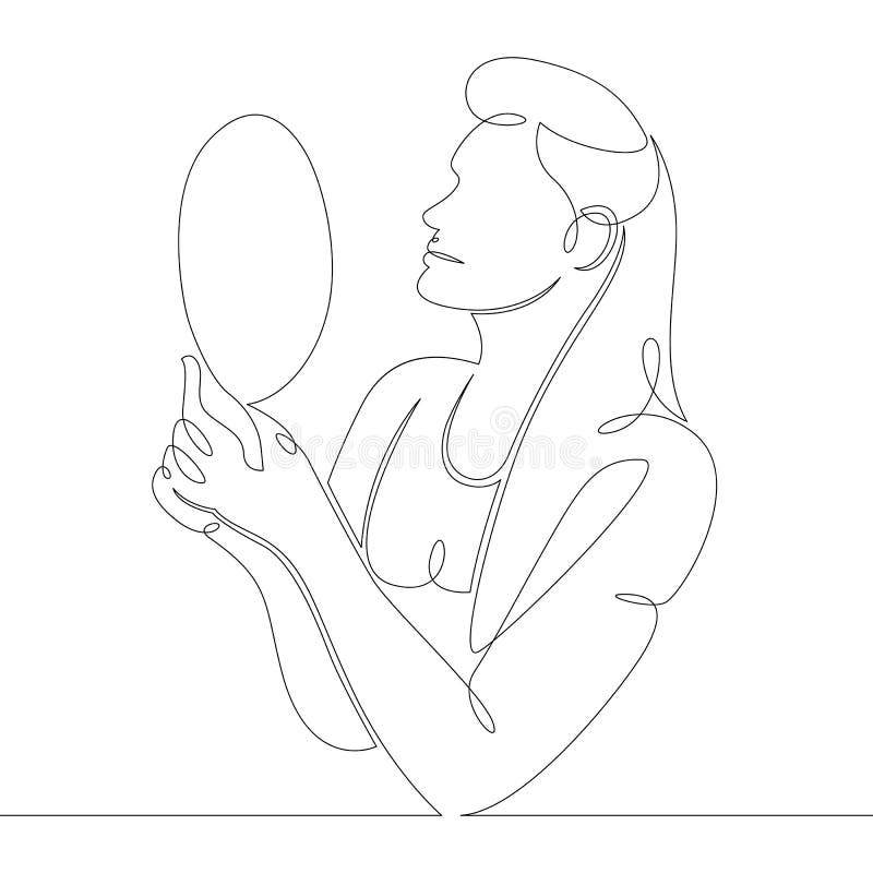 Mujer joven mira en el espejo de la mano