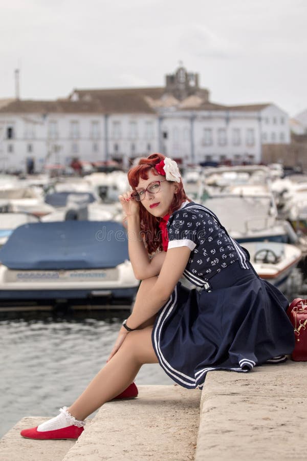 Tejido codo Guau Mujer Joven Modela En Ropa Del Estilo Del Vintage Imagen de archivo -  Imagen de parque, pinchar: 60272413