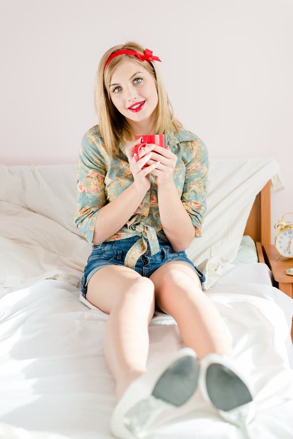 Mujer joven modela rubia hermosa con la taza roja fotos de archivo libres de regalías Mujer joven modela rubia hermosa con la taza roja fotos de archivo libres de regalías