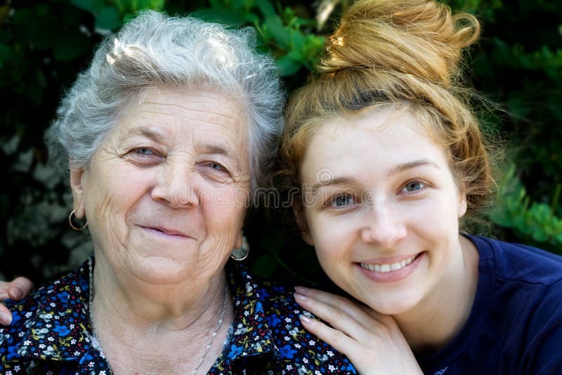 Mujer joven que abraza a su abuela foto de archivo libre de regalías