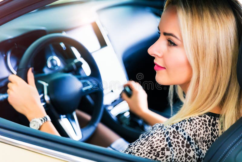 Mujer joven que conduce un coche foto de archivo libre de regalías Mujer joven que conduce un coche foto de archivo libre de regalías