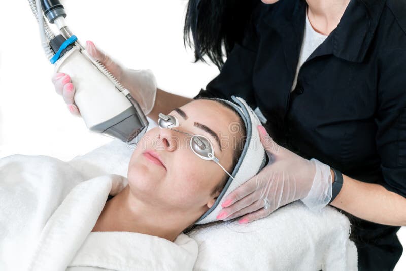Mujer joven que experimenta un tratamiento de la piel del laser para la piel no-ablativa que vuelve a allanar para quitar las arr fotos de archivo libres de regalías Mujer joven que experimenta un tratamiento de la piel del laser para la piel no-ablativa que vuelve a allanar para quitar las arr fotos de archivo libres de regalías