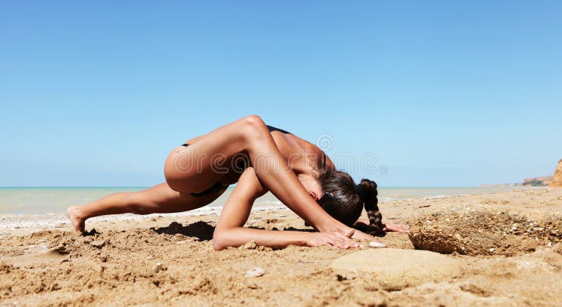 Mujer joven que hace estirando actitud de la yoga fotografía de archivo libre de regalías Mujer joven que hace estirando actitud de la yoga fotografía de archivo libre de regalías