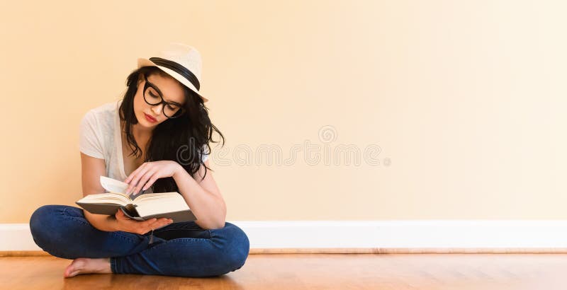 Mujer joven que lee un libro imagen de archivo Mujer joven que lee un libro imagen de archivo