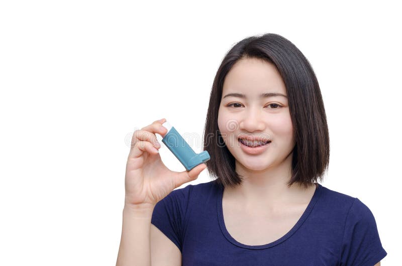 Mujer joven que lleva a cabo el dispositivo del inhalador imagenes de archivo Mujer joven que lleva a cabo el dispositivo del inhalador imagenes de archivo