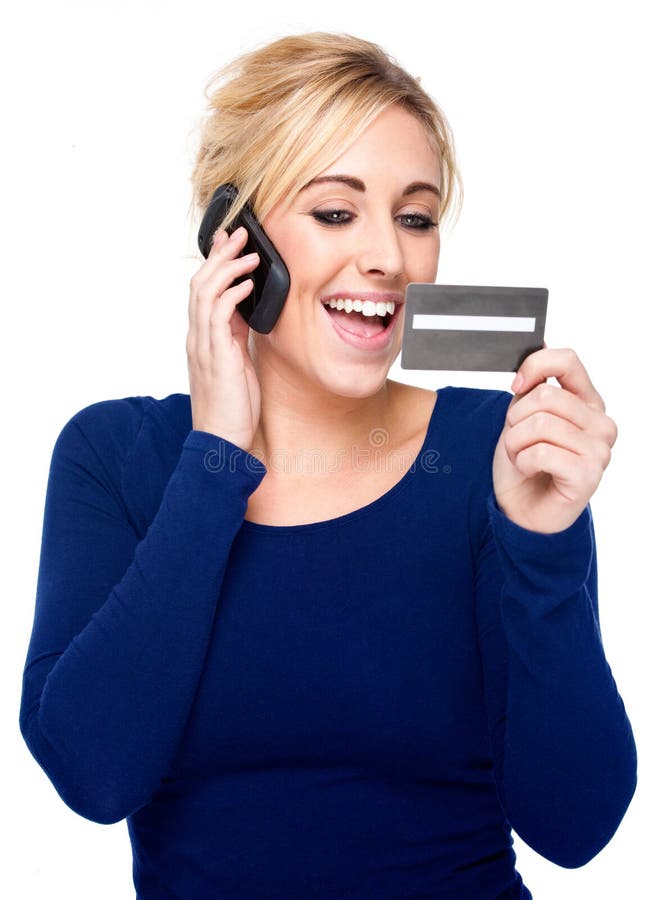 Mujer joven que paga por el teléfono celular de la tarjeta de crédito y imagen de archivo Mujer joven que paga por el teléfono celular de la tarjeta de crédito y imagen de archivo
