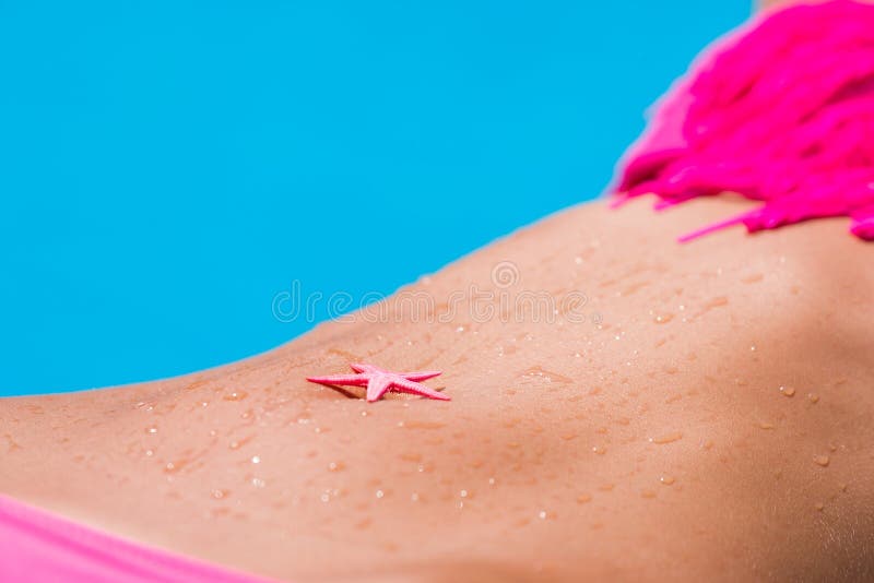 Mujer joven que pone por la piscina imágenes de archivo libres de regalías Mujer joven que pone por la piscina imágenes de archivo libres de regalías