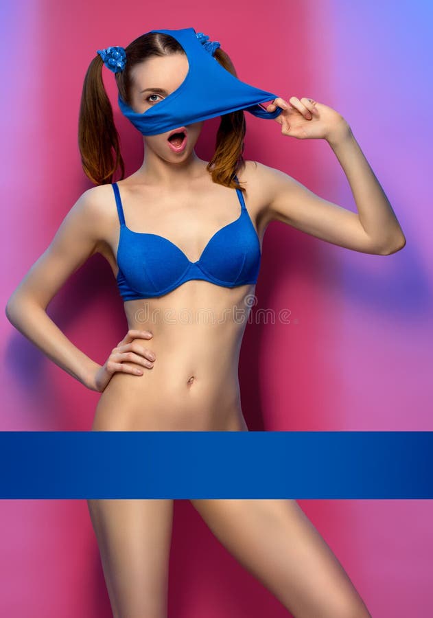 Mujer Joven Que Presenta En Bikini Sin Las Bragas Imagen de archivo - joven: 82000163
