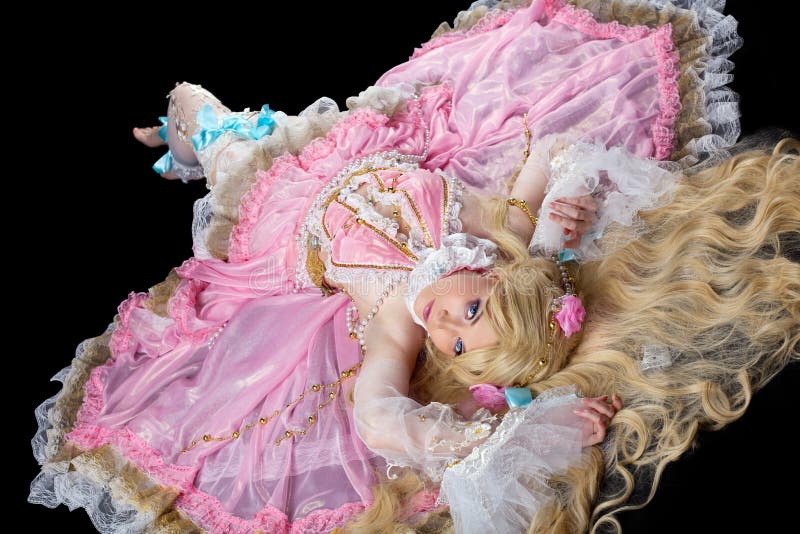 Mujer joven que presenta en traje de la muñeca de la junta de rótula foto de archivo libre de regalías Mujer joven que presenta en traje de la muñeca de la junta de rótula foto de archivo libre de regalías