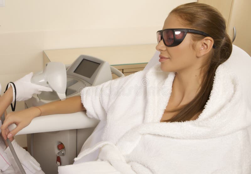 Mujer joven que recibe terapia del laser fotografía de archivo libre de regalías Mujer joven que recibe terapia del laser fotografía de archivo libre de regalías