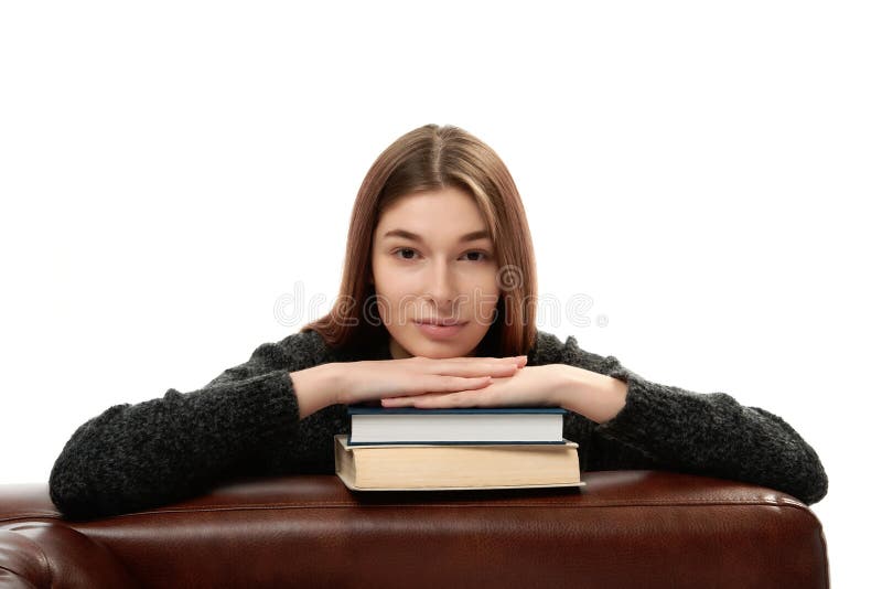 Mujer joven que se inclina en los libros fotos de archivo libres de regalías Mujer joven que se inclina en los libros fotos de archivo libres de regalías