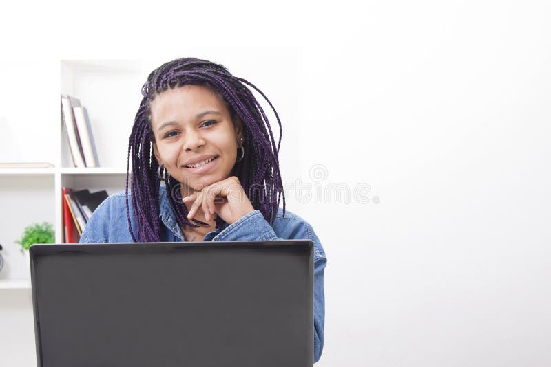 Mujer joven que sonríe en oficina imagen de archivo Mujer joven que sonríe en oficina imagen de archivo