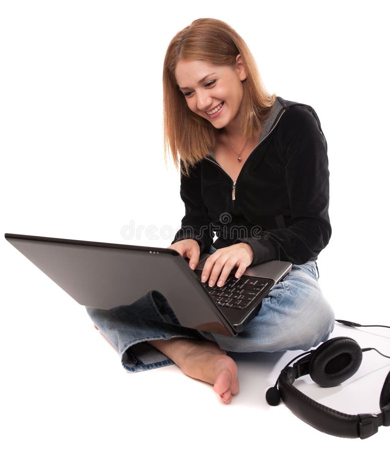 Mujer joven que sonríe en una computadora portátil