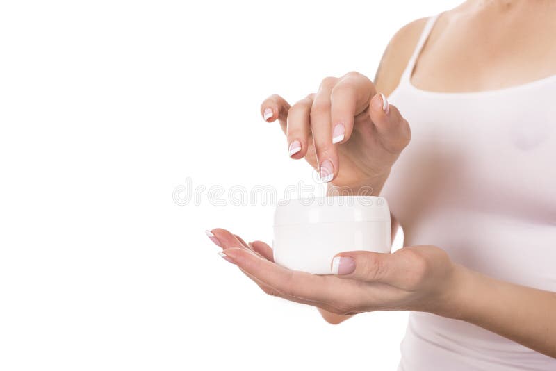 Mujer joven que sostiene el tarro de crema de la mano, en el fondo blanco Concepto del cuidado de piel fotos de archivo Mujer joven que sostiene el tarro de crema de la mano, en el fondo blanco Concepto del cuidado de piel fotos de archivo