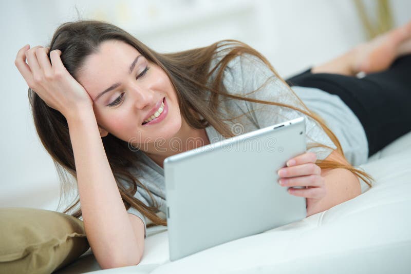 Mujer joven que sostiene la tablilla digital. Mujer joven que sostiene la tableta digital femenina
