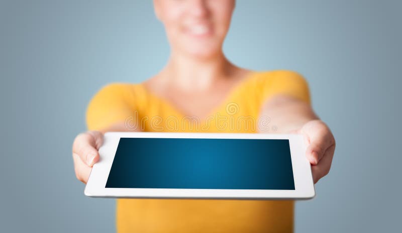 Mujer joven que sostiene la tablilla moderna fotos de archivo Mujer joven que sostiene la tablilla moderna fotos de archivo