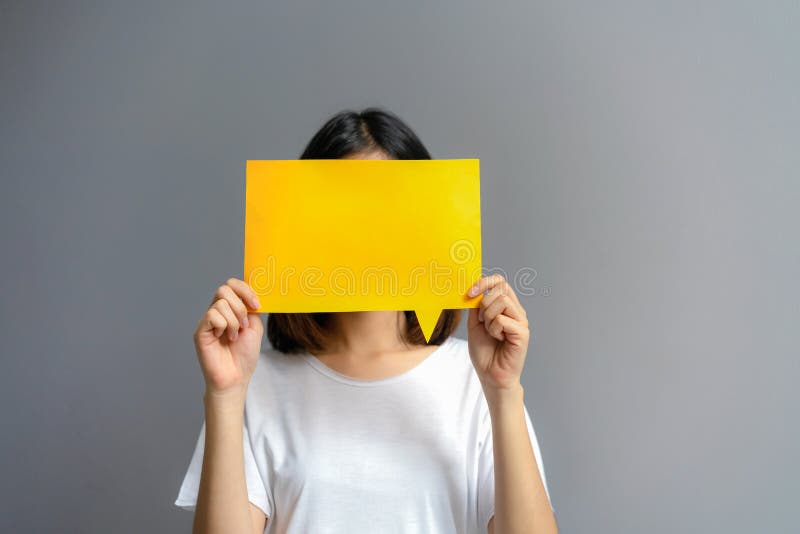 Mujer joven que sostiene un cartel en blanco para el texto en un fondo blanco fotos de archivo Mujer joven que sostiene un cartel en blanco para el texto en un fondo blanco fotos de archivo