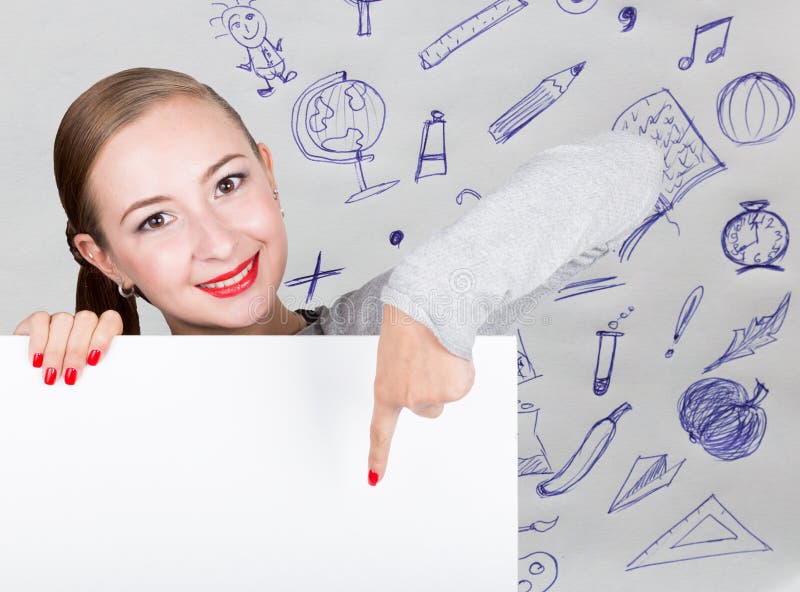 Mujer joven que sostiene whiteboard con palabra de la escritura: forma blanca Tecnología, Internet, negocio y márketing fotos de archivo libres de regalías Mujer joven que sostiene whiteboard con palabra de la escritura: forma blanca Tecnología, Internet, negocio y márketing fotos de archivo libres de regalías