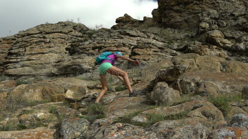 Mujer joven que sube a la montaña