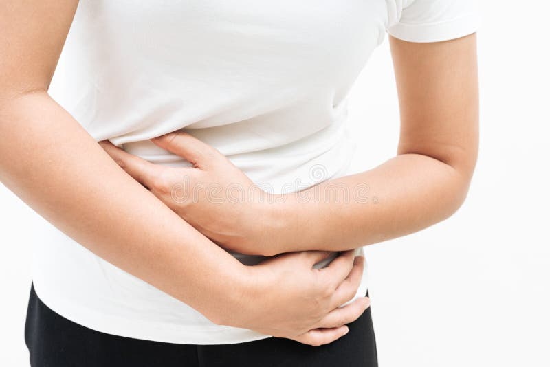 Mujer joven que sufre del dolor de estómago abdominal de la sensación del dolor, síntoma de pms en el fondo blanco