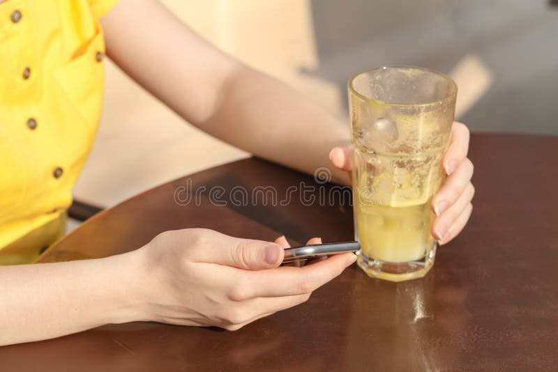 Mujer joven que toma la nota Escritura con la pluma en cuaderno en el café fotografía de archivo Mujer joven que toma la nota Escritura con la pluma en cuaderno en el café fotografía de archivo