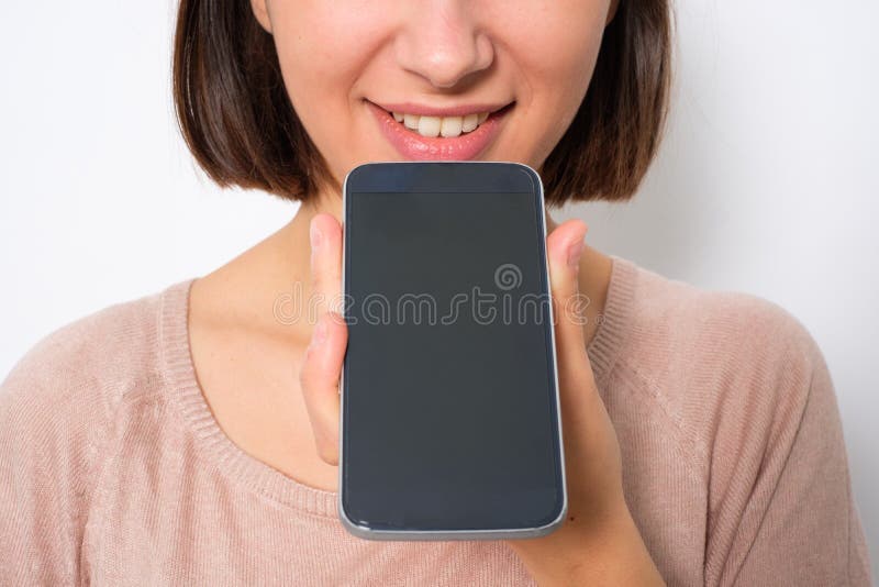Mujer joven que usa al ayudante vocal del teléfono y enviando el mensaje vocal fotos de archivo libres de regalías Mujer joven que usa al ayudante vocal del teléfono y enviando el mensaje vocal fotos de archivo libres de regalías
