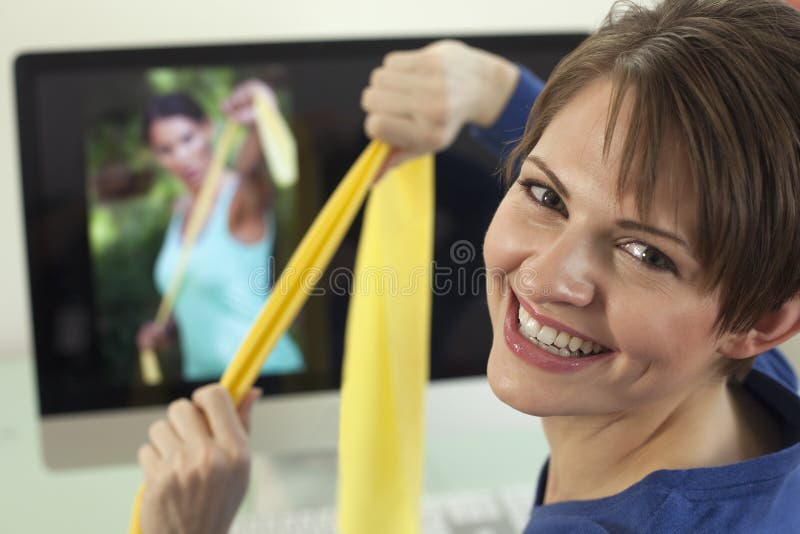 Mujer joven que usa vendas del ejercicio fotos de archivo libres de regalías Mujer joven que usa vendas del ejercicio fotos de archivo libres de regalías