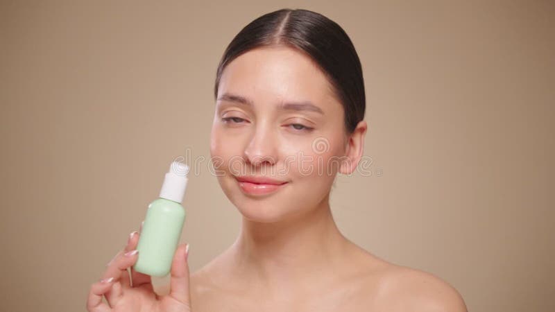 Mujer joven retrato usa cremas de su cara almacen de video