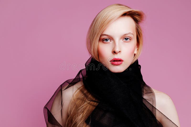 Mujer joven rubia en cuerpo elegante Muchacha que presenta en un fondo rosado Maquillaje y peinado Foto de la manera fotos de archivo libres de regalías Mujer joven rubia en cuerpo elegante Muchacha que presenta en un fondo rosado Maquillaje y peinado Foto de la manera fotos de archivo libres de regalías