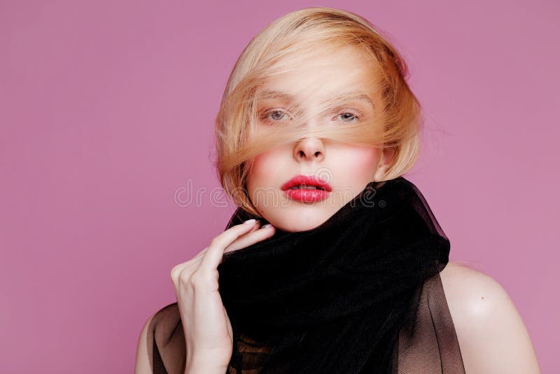 Mujer joven rubia en cuerpo elegante Muchacha que presenta en un fondo rosado Maquillaje y peinado Foto de la manera fotos de archivo libres de regalías Mujer joven rubia en cuerpo elegante Muchacha que presenta en un fondo rosado Maquillaje y peinado Foto de la manera fotos de archivo libres de regalías