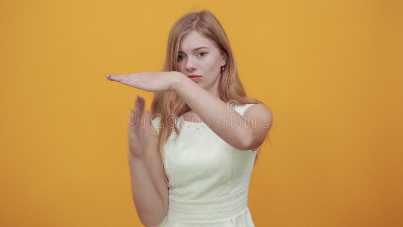 Mujer joven rubia triste haciendo gesto de tiempo libre, mirando la cámara almacen de metraje de vídeo
