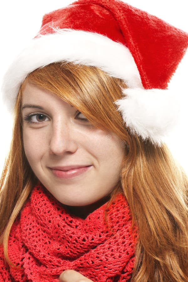 Mujer joven sonriente del redhead con el sombrero de santa foto de archivo libre de regalías