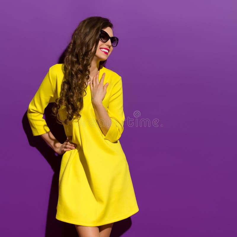 Mujer joven sonriente en Violet Background fotografía de archivo libre de regalías Mujer joven sonriente en Violet Background fotografía de archivo libre de regalías
