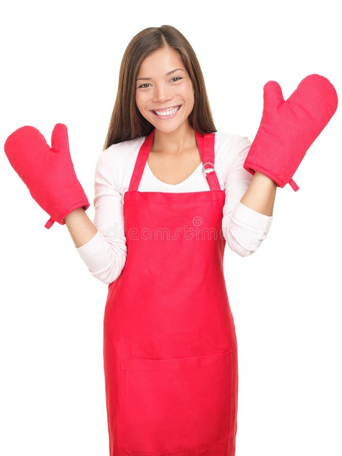 Mujer joven sonriente linda con cocinar las manoplas fotografía de archivo libre de regalías Mujer joven sonriente linda con cocinar las manoplas fotografía de archivo libre de regalías