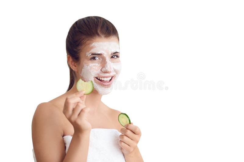 Mujer joven sonriente que lleva una mascarilla fotografía de archivo Mujer joven sonriente que lleva una mascarilla fotografía de archivo