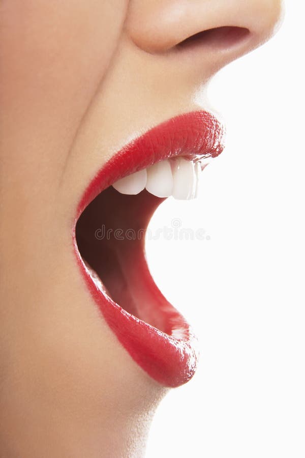 Mujer joven sorprendida con los labios rojos
