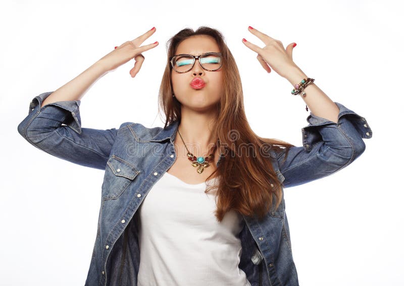 Mujer joven sorprendida en vidrios sobre el fondo blanco foto de archivo libre de regalías Mujer joven sorprendida en vidrios sobre el fondo blanco foto de archivo libre de regalías